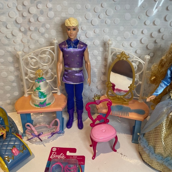 Barbie 👸Sleeping Beauty & 🤴Royal Ken with Princess & the Pauper Playset - Picture 3 of 16